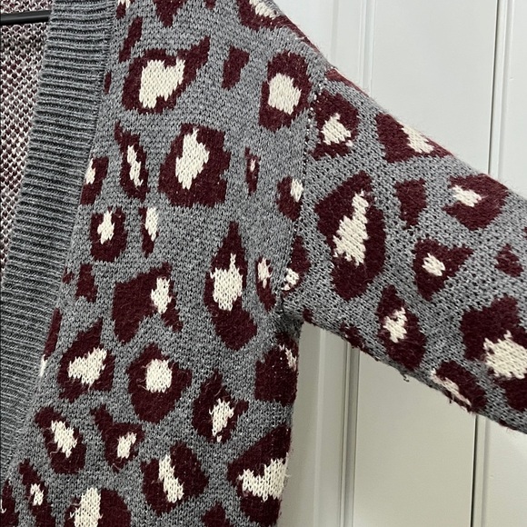 Evereve Oversized Leopard Print Cardigan in Gray and Burgundy - Size XL - Picture 6 of 16